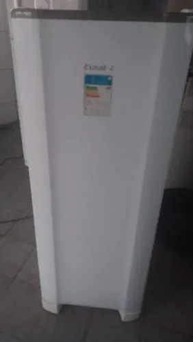 Vendo geladeira 250 litros 127vts gelo seco tudo funcionando e garantia 