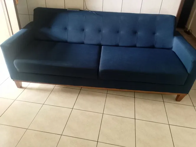 Sofá para três lugares. Confortável em boa condição 