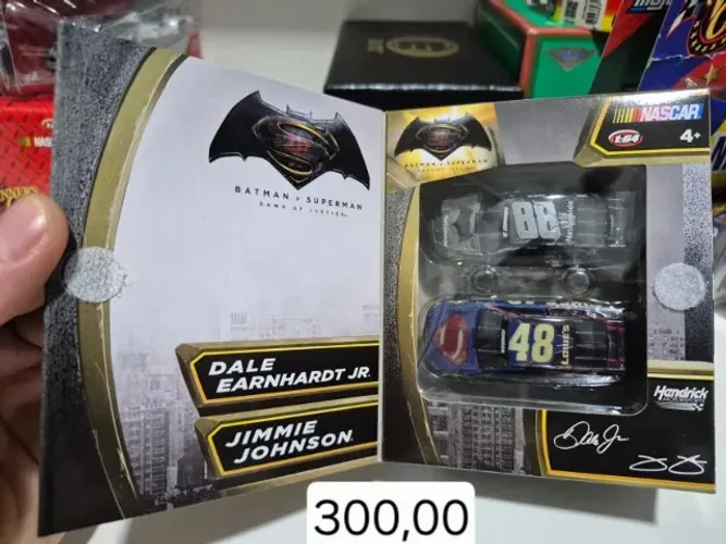 NASCAR Batman vs Superman - Dale Earnhardt Jr. e Jimmie Johnson - Escala 1:64