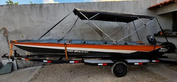 Barco de Alumínio de 6 metros com motor 30 hp