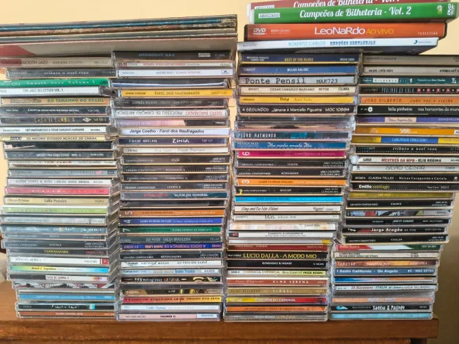Vendo lote de 120 cds diversos. Brinde 5 lps e 4 dvds
