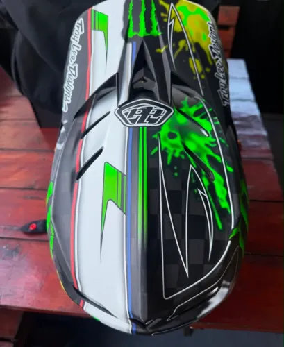 Capacete Troy Lee Designs D4 Carbon MIPS - Edição Monster Zink Black (Novo / Sem Uso)