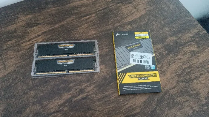 Memória RAM Corsair Vengeance LPX 16GB (2x8GB) DDR4 2400MHz