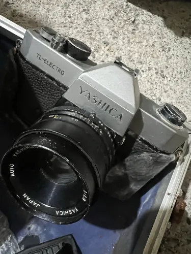 Vendo câmeras antigas.