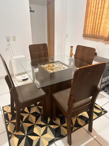 Mesa de 4 lugares com tampo de vidro