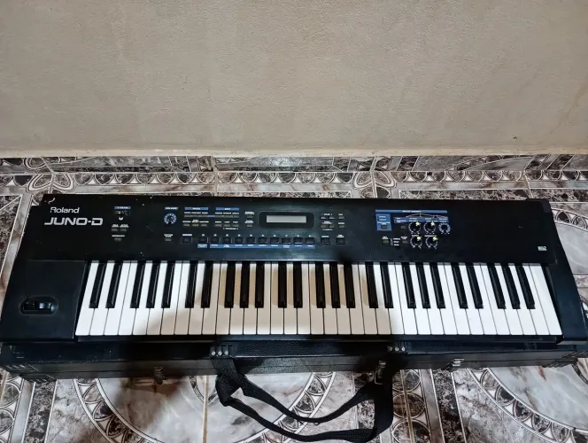 Sintetizador Roland Juno D
