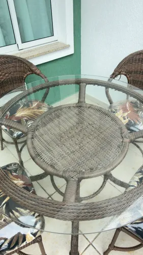 Mesa de vidro e vime - 4 cadeiras
