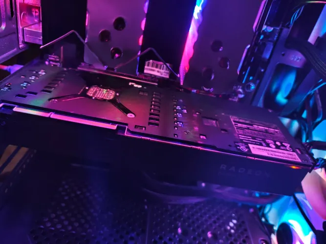PLACA DE VÍDEO RADEON IA PRO DE 32 GIGAS DE VRAM HBM2