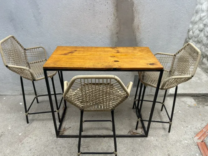 Mesa/cadeiras/banquetas estilo industrial.