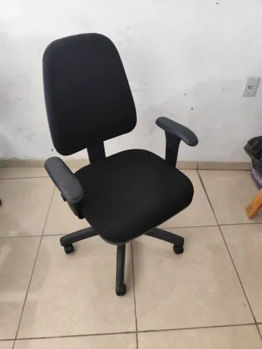 Cadeira de Escritório - Em tecido Preto - Executiva