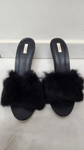 Tamanco preto com tiras puffer