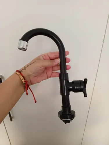 Vendo Torneira preta de Plástico semi nova