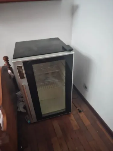 Refrigerador expositor (climatozadora de vinhos)