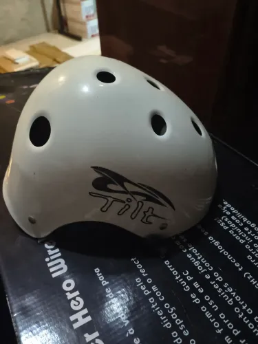 Capacete skatista ou bicicleta