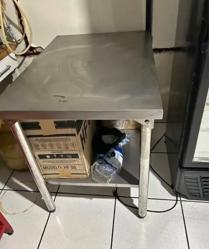 Mesa de inox e espremedor de laranja industrial
