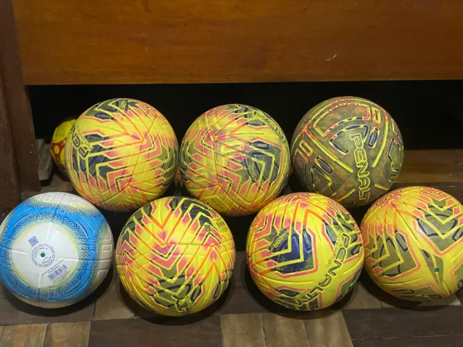 Bolas de Futsal Matis Xxvi Amarelo/Roxo/Rosa Penalty acompanha kit de cones e rede