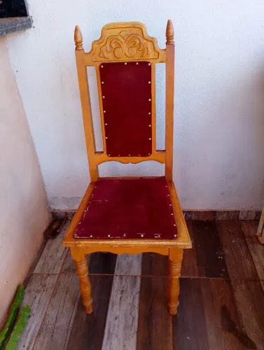 Conjunto de mesa e cadeiras antigos