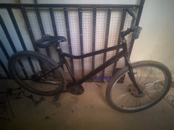 Bicicleta nova, com um arranhão ao lado todas as leças entretanto desmontando