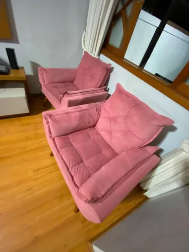 Sofá, poltronas e conjunto de mesa de jantar com cadeiras