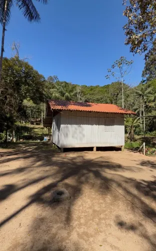 Sítio à venda em Canelinha: 8.000 m² de tranquilidade com casa de madeira