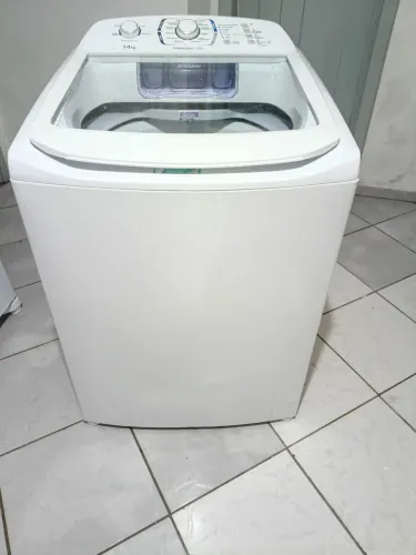 Vendo uma máquina de lavar roupa 14 quilos sesto inox Seme nova bem silincioza 1200