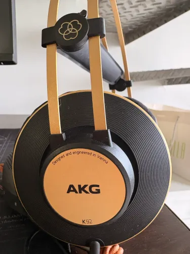 Fone AKG K92 Profissional (Preto e Dourado)