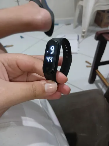 Relógio de Led com correia preta