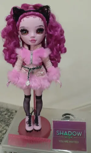 Boneca Rainbow High Shadow High Lola. Leia descrição
