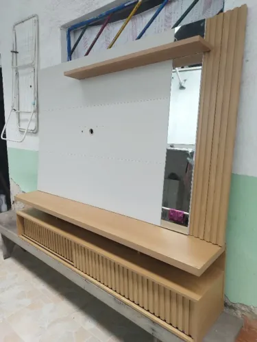Rack-Painel para TV Até 60 Polegadas Sergipe 2 Portas com Espelho e Ripado Nature/Off Whit