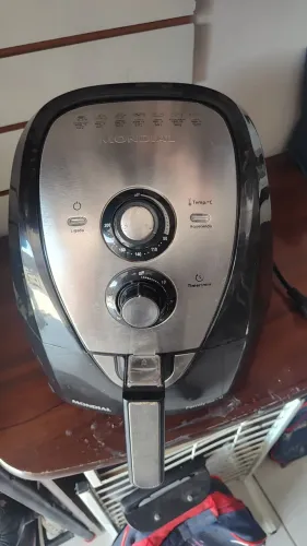 Vendo Airfryer mondial 4L 127v funciona perfeitamente leia a descrição do anúncio. 