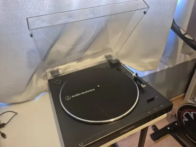 Kit Toca-Discos Audio-Technica AT-LP60X-BK + Par de Caixas Edifier R980T - Perfeito Estado