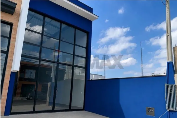 Loja Comercial com Pé direito Duplo, 211 m² por R$ 9.000,00 Locação no Centro de Indaiatub