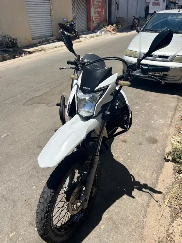 Honda Bros 160 com banco personalizado mega confortável
