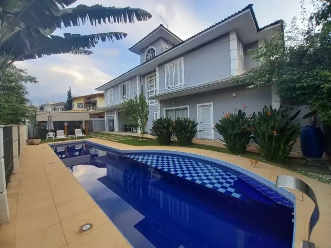 Linda Casa Contemporânea com Privacidade e Vista para Área Verde Preservada!