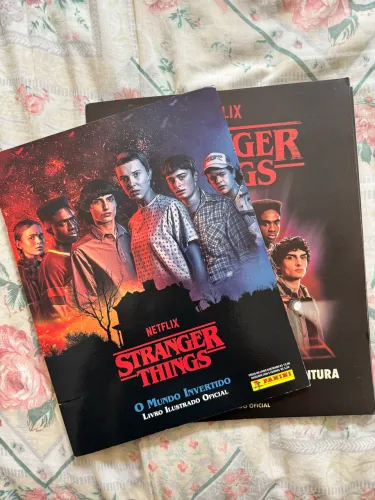 Álbuns de figurinha Stranger Things 