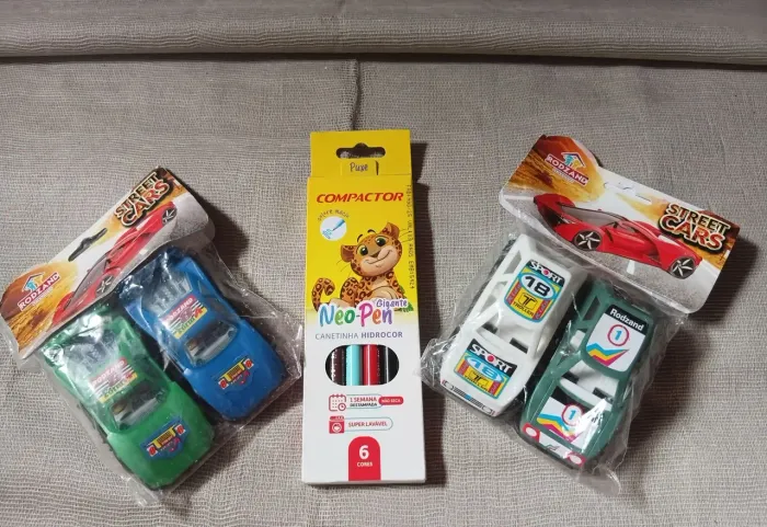 Kit dois pacotes de carrinhos Street CARS e canetinhas Hidrocor