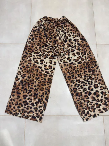 Calça pantalona de onça, tecido leve, não é transparente, acompanha cinto, nunca usada
