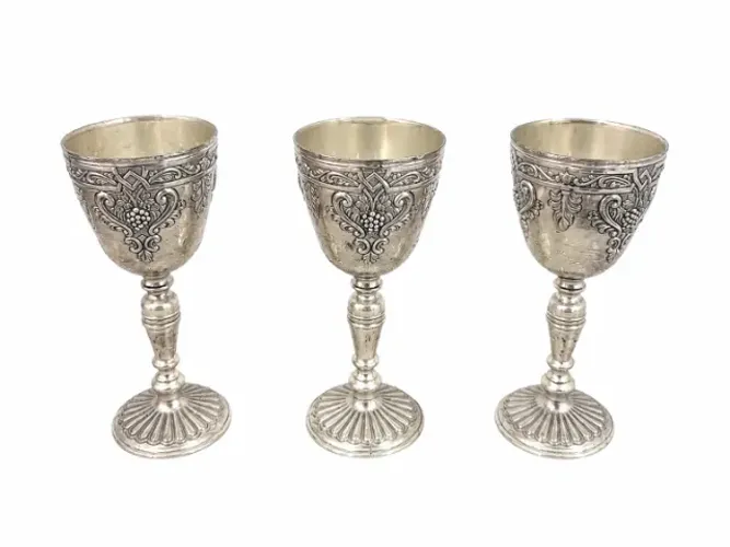 Conjunto com 3 taças decorativas em metal prateado.