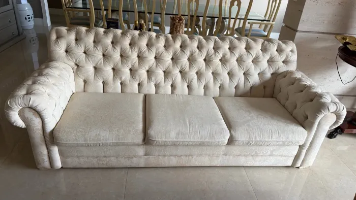 Sofá três lugares luxuoso em capitonê