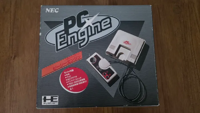 Pc engine branco na caixa com 1 jogo