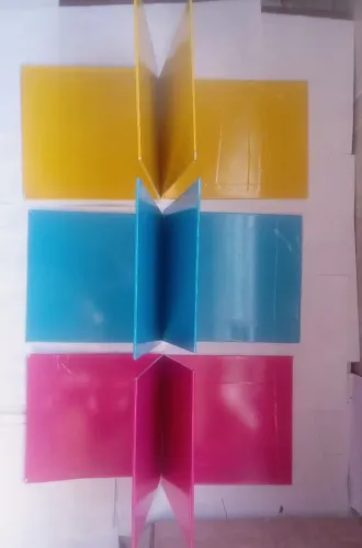 Aparador de livros colorido 