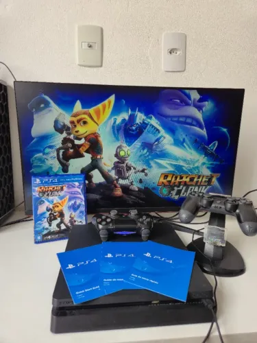 PS4 Slim 1TB Manuais + Base de Carregamento + 2 Controles + Ratchet & Clank | 3 Meses de G