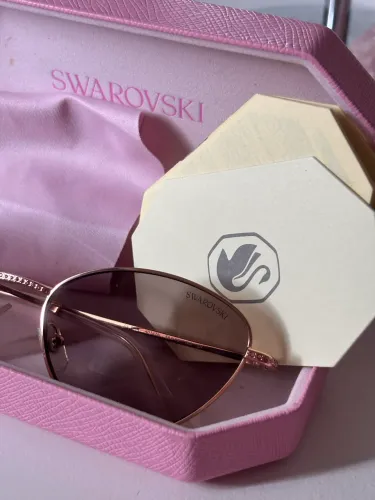 Óculos de sol Swarovski cravejado cristais rosas - acompanha case e flanela originais