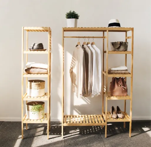 Armário closet aberto roupas