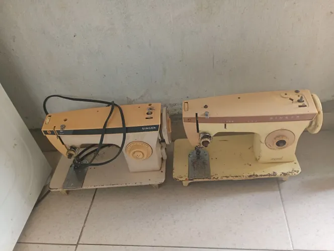 Máquina de costura Singer de ferro antiga