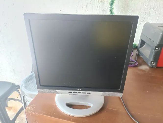 Monitor LCD 17, com multimídia <br>Multimídia 17 Polegadas n712