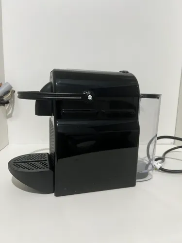 Máquina de Café Nespresso Inissia Preta