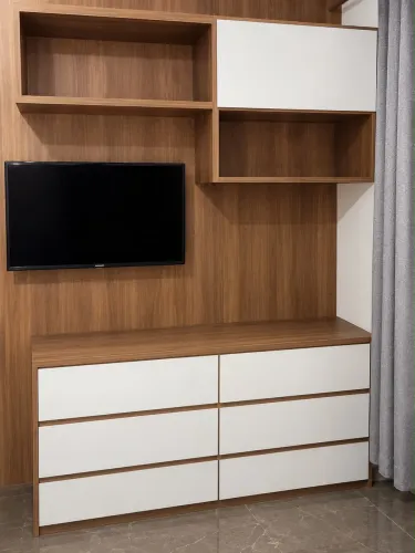 Painel de TV Planejado com Rack e Cristaleiras/Nichos Aéreos.