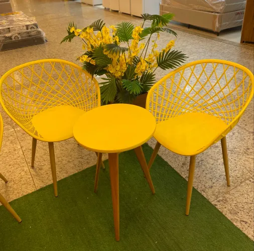 2 POLTRONAS DE POLIPROPILENO AMARELO 