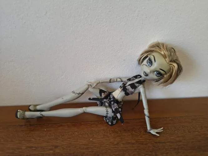 Monster High Frankie c/ roupa de praia